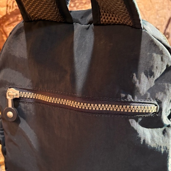 "Kaierwoke" backpack with silver zippers and a circular logo on the front - Picture 4 of 12